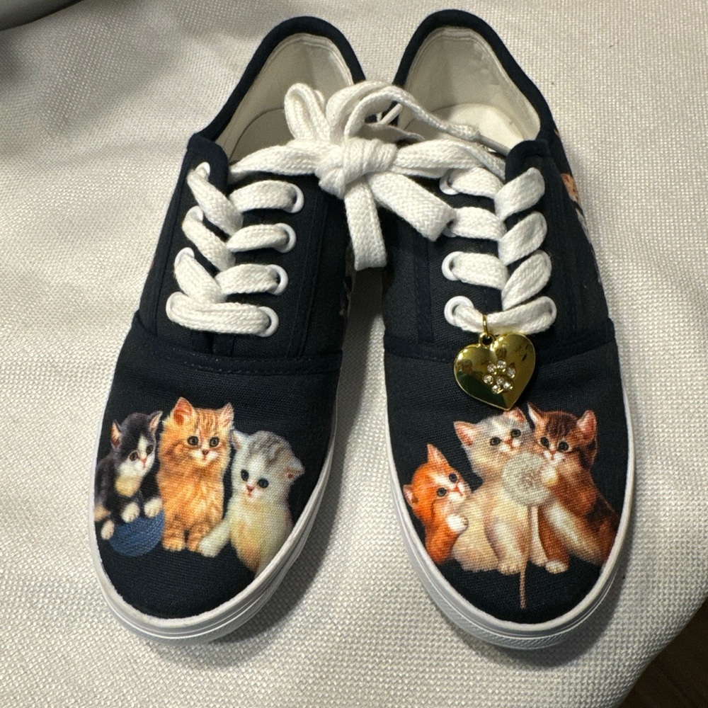 Bradford Exchange Kitten Sneakers in Navy Blue with White Shoestrings, Size 5.5